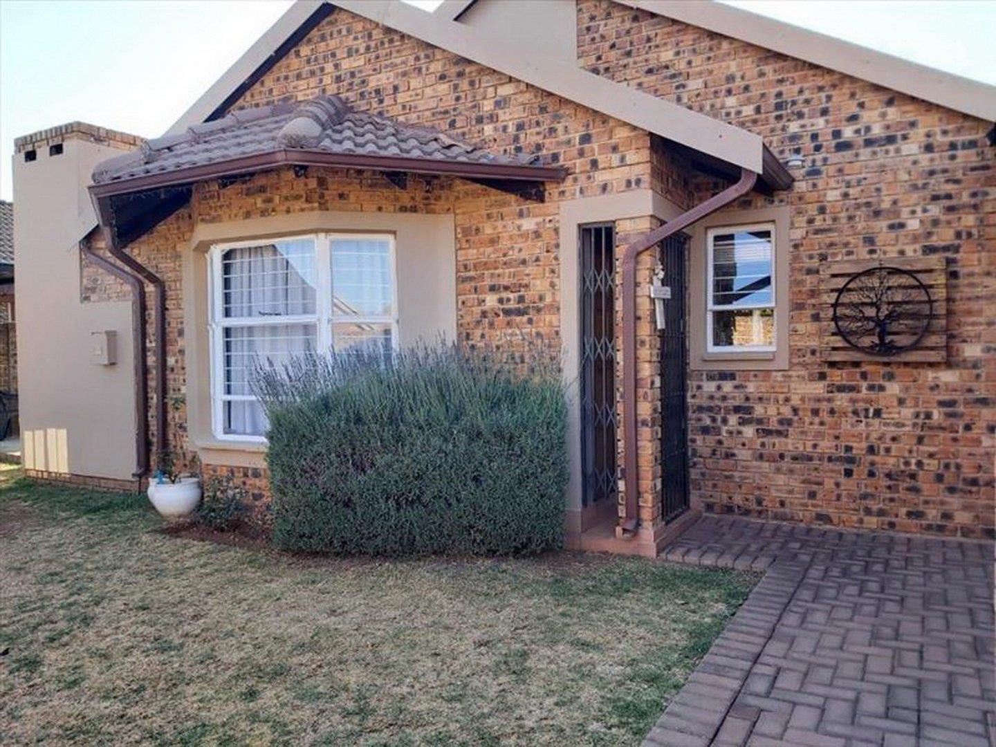 2 Bedroom House for sale in Pomona 33 Oak Hampton, Main Road P24