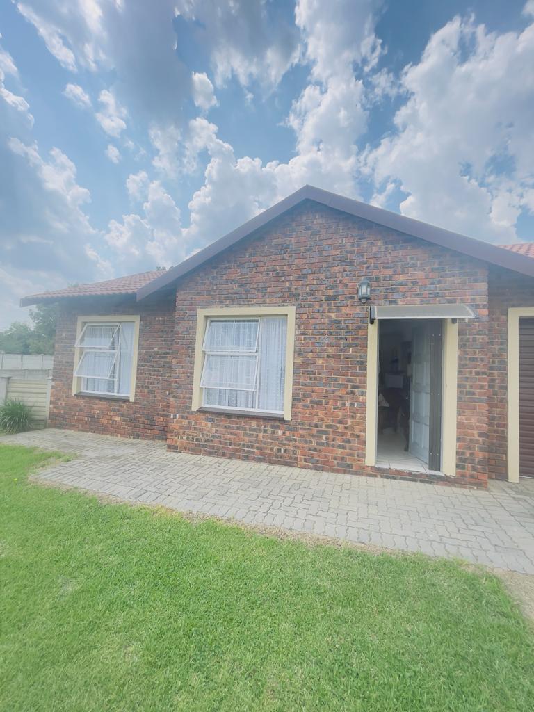 2 Bedroom Townhouse for sale in Riversdale P24112459497