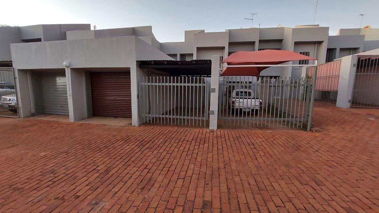 3 Bedroom Townhouse for sale in Welgelegen P24112461928