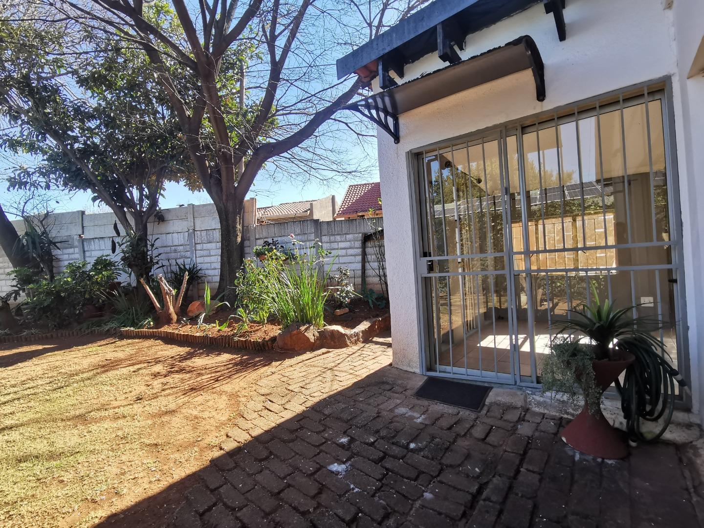 Apartments / flats to rent in Roodepoort Roodepoort Property