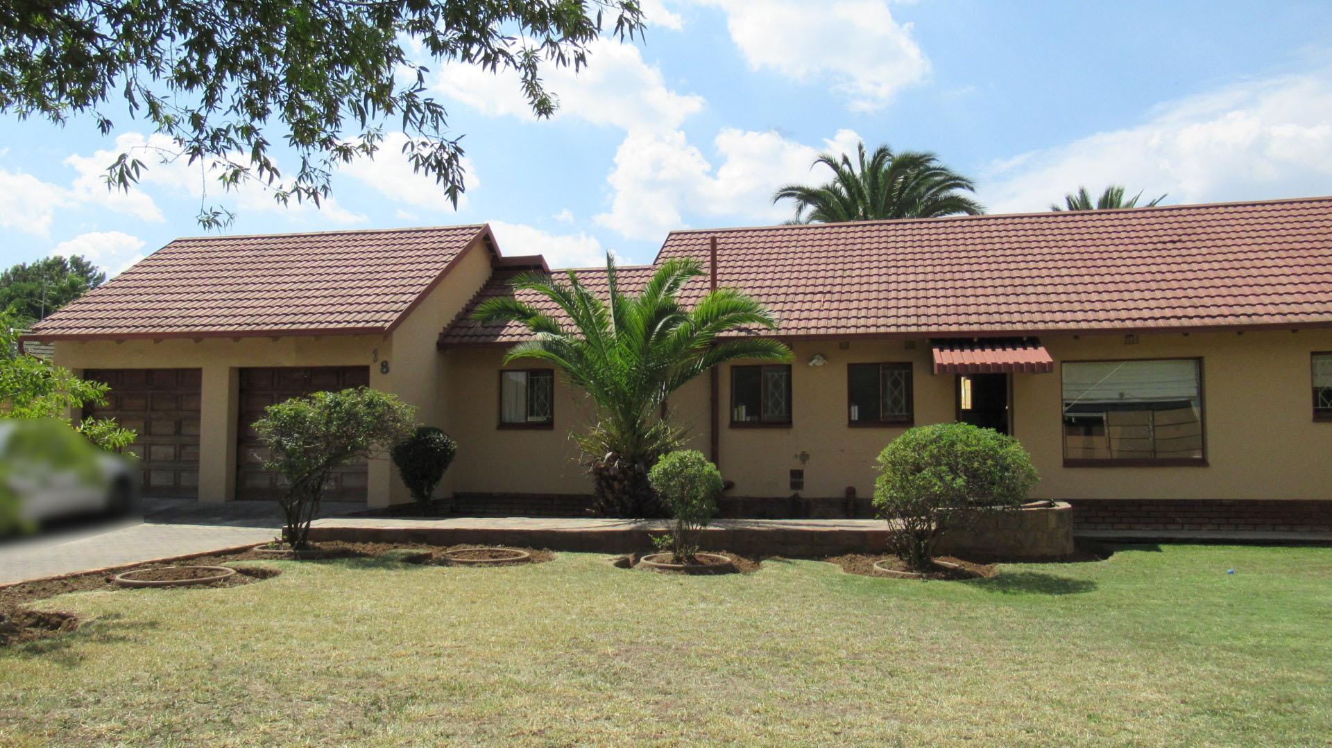 3 Bedroom House for sale in Van Riebeeck Park P24112380626