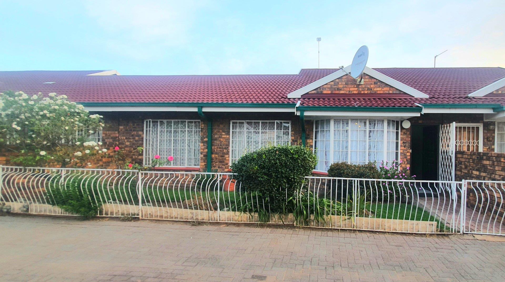 2 Bedroom Townhouse for sale in Three Rivers P24112466925