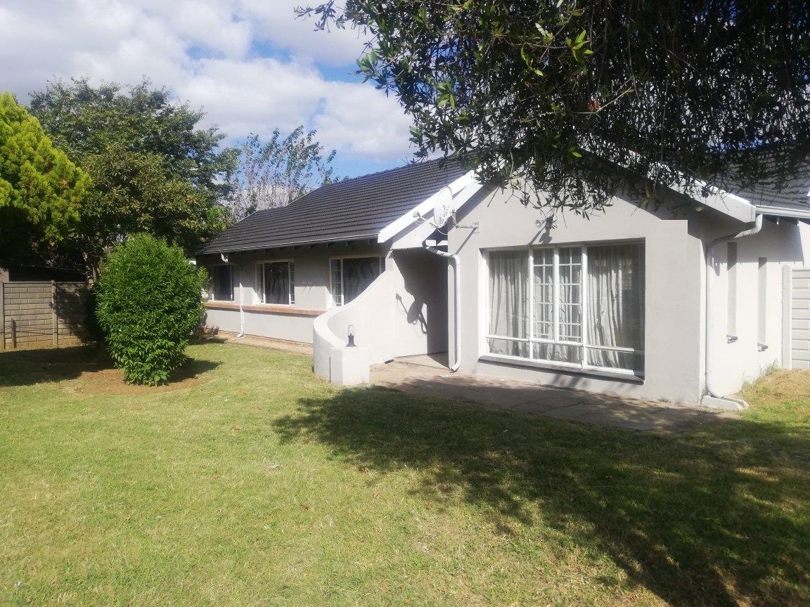 3 Bedroom House for sale in Bonaero Park Contact Agent P24112469058