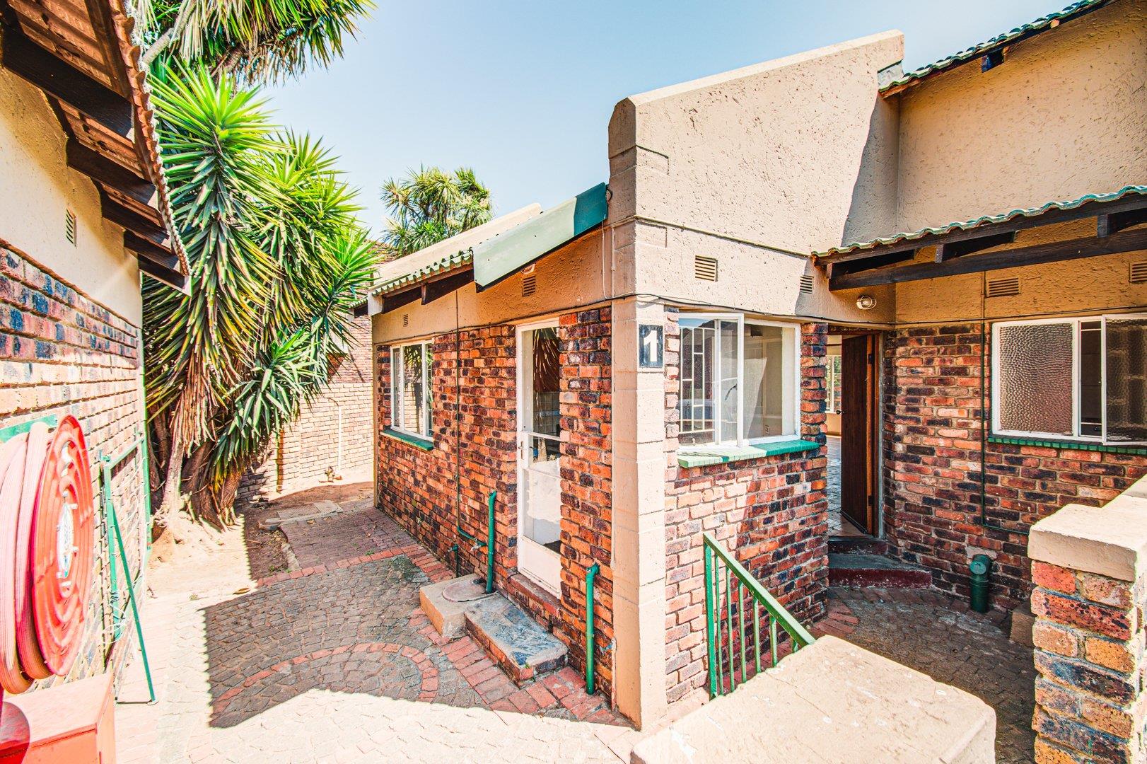 4 Bedroom Townhouse for sale in Crystal Park P24113952739