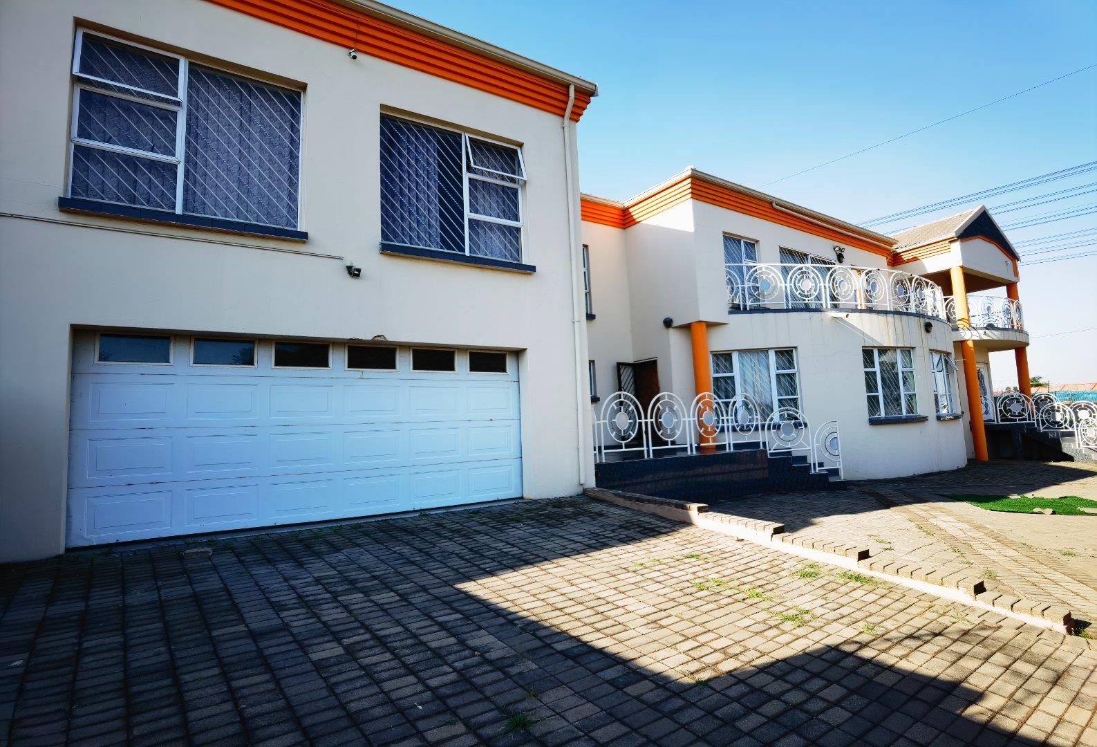 6 Bedroom House for sale in Laudium Ext 3 P24112474777