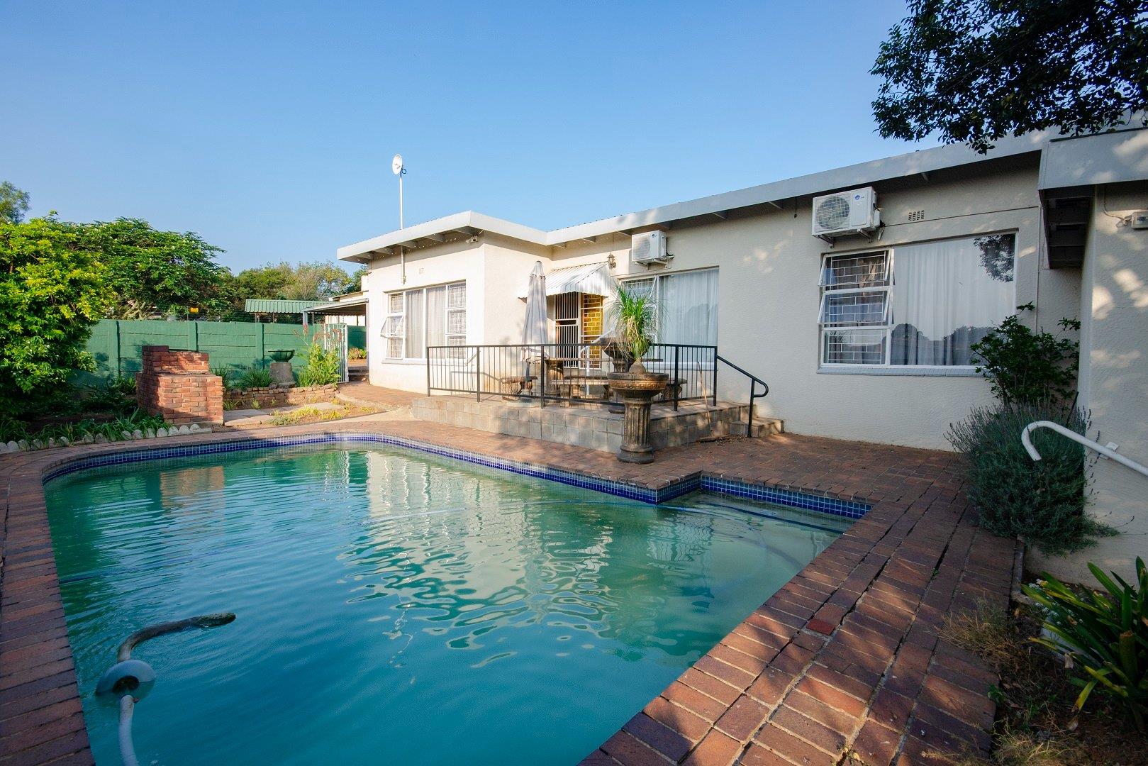 4 Bedroom House for sale in Rensburg P24112474812