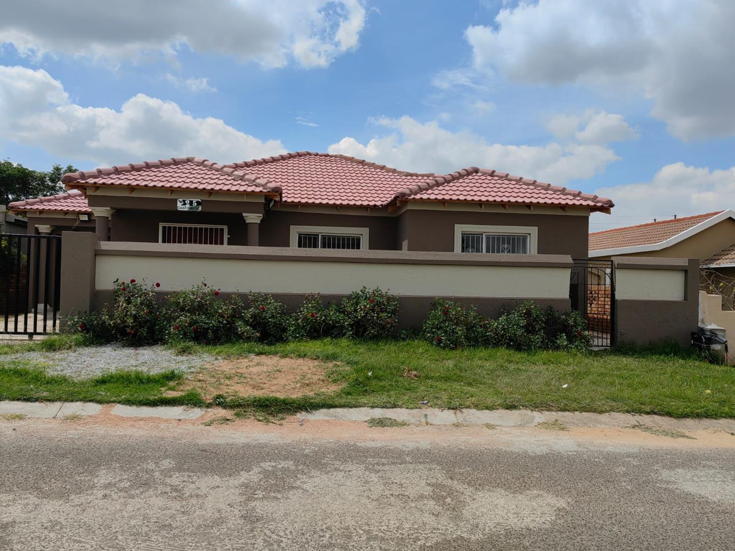 4 Bedroom House for sale in Lenasia South P24112475827