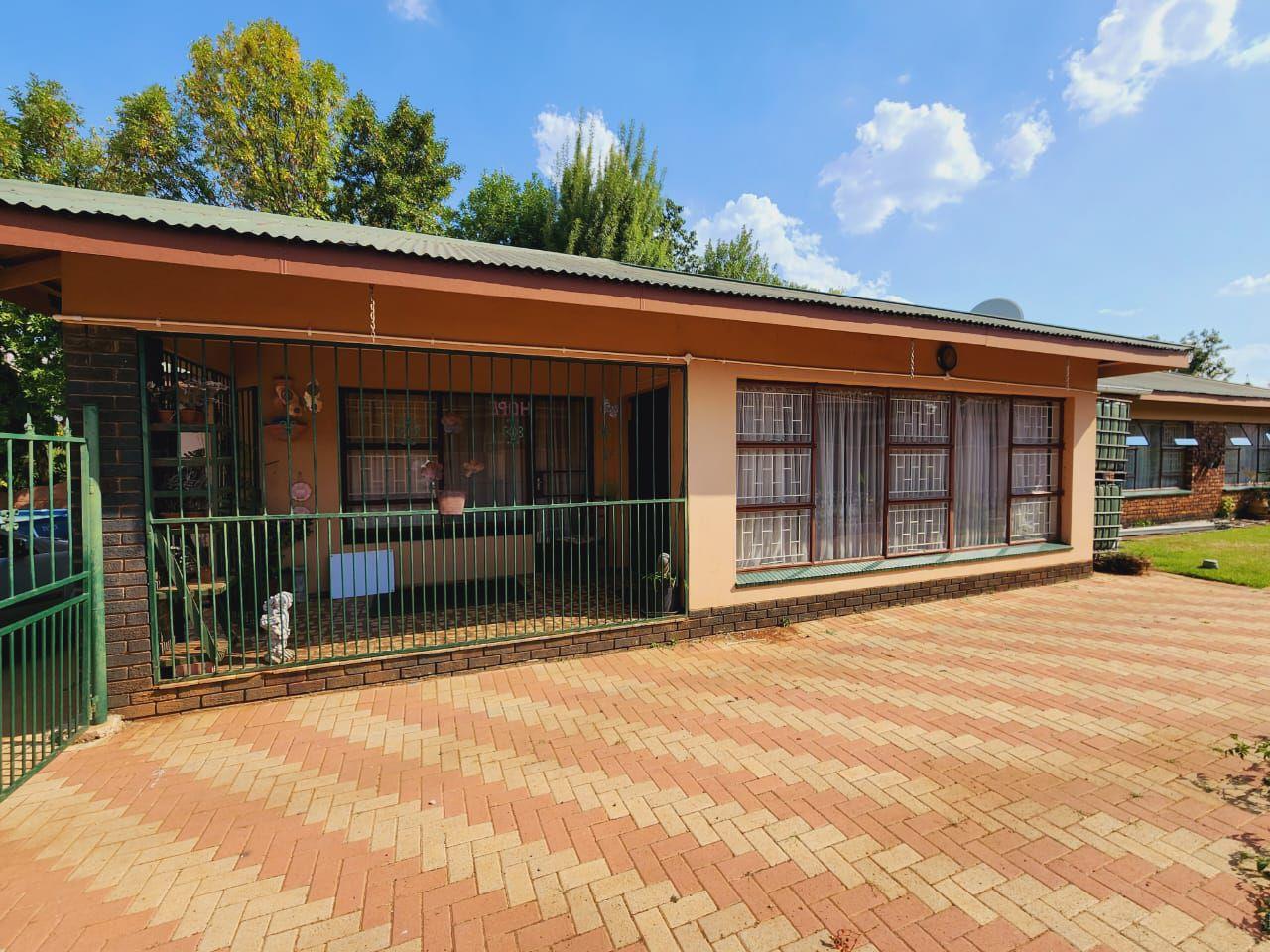 4 Bedroom House for sale in Potchefstroom Central P24112481854