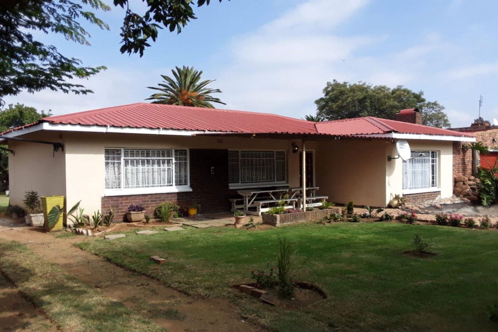 4 Bedroom House for sale in Witbank Central P24112482724