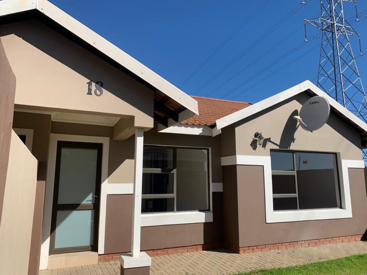 2 Bedroom Townhouse for sale in Bayswater P24114240440