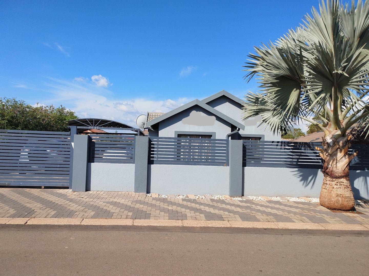 3 Bedroom House to rent in Lotus Gardens P24112492926