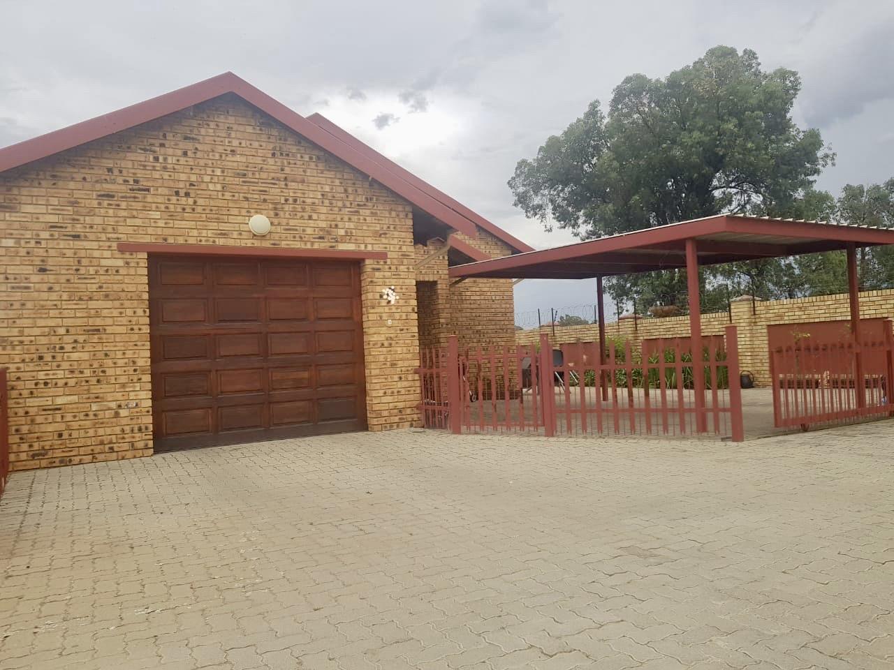 2 Bedroom Townhouse for sale in Riversdale P24112493400