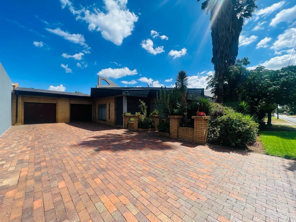 4 Bedroom House for sale in Lenasia Ext 3 7 Statice Street P24