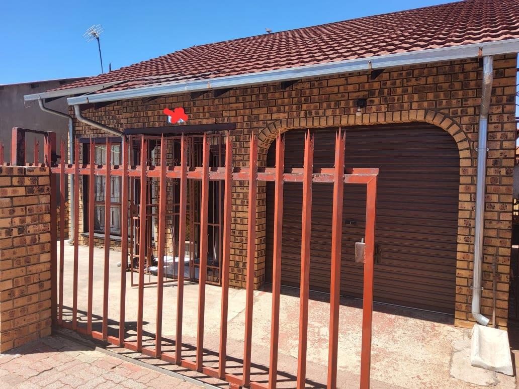 3 Bedroom House for sale in Ackerville P24112506870