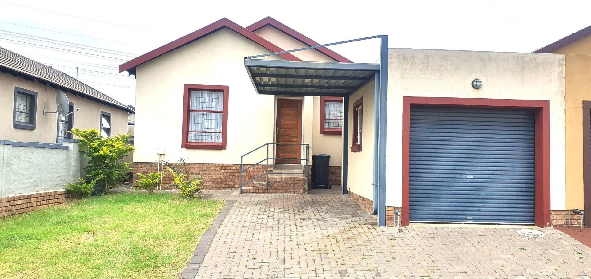 3 Bedroom House for sale in Kosmosdal 6825 Barberry Street P24