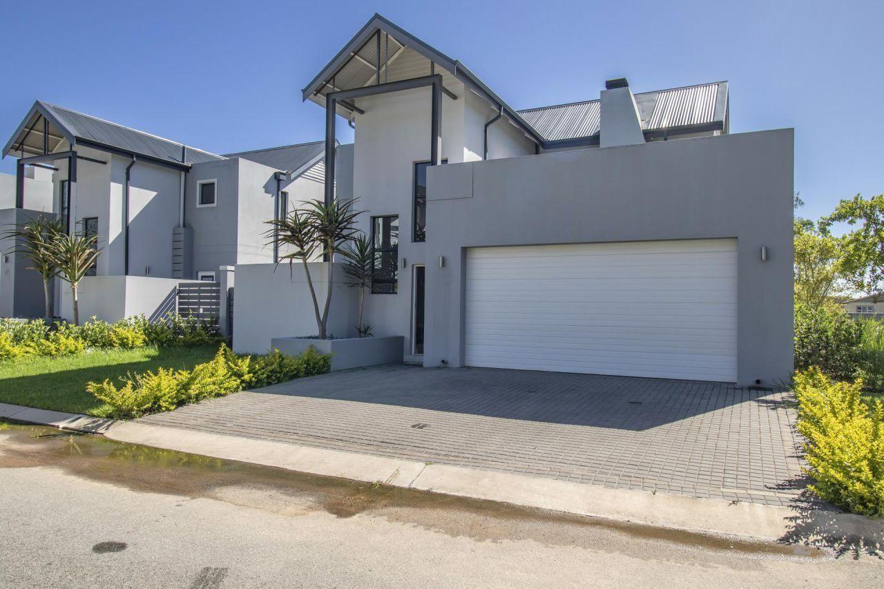 3 Bedroom House for sale in Broadacres P24112516909