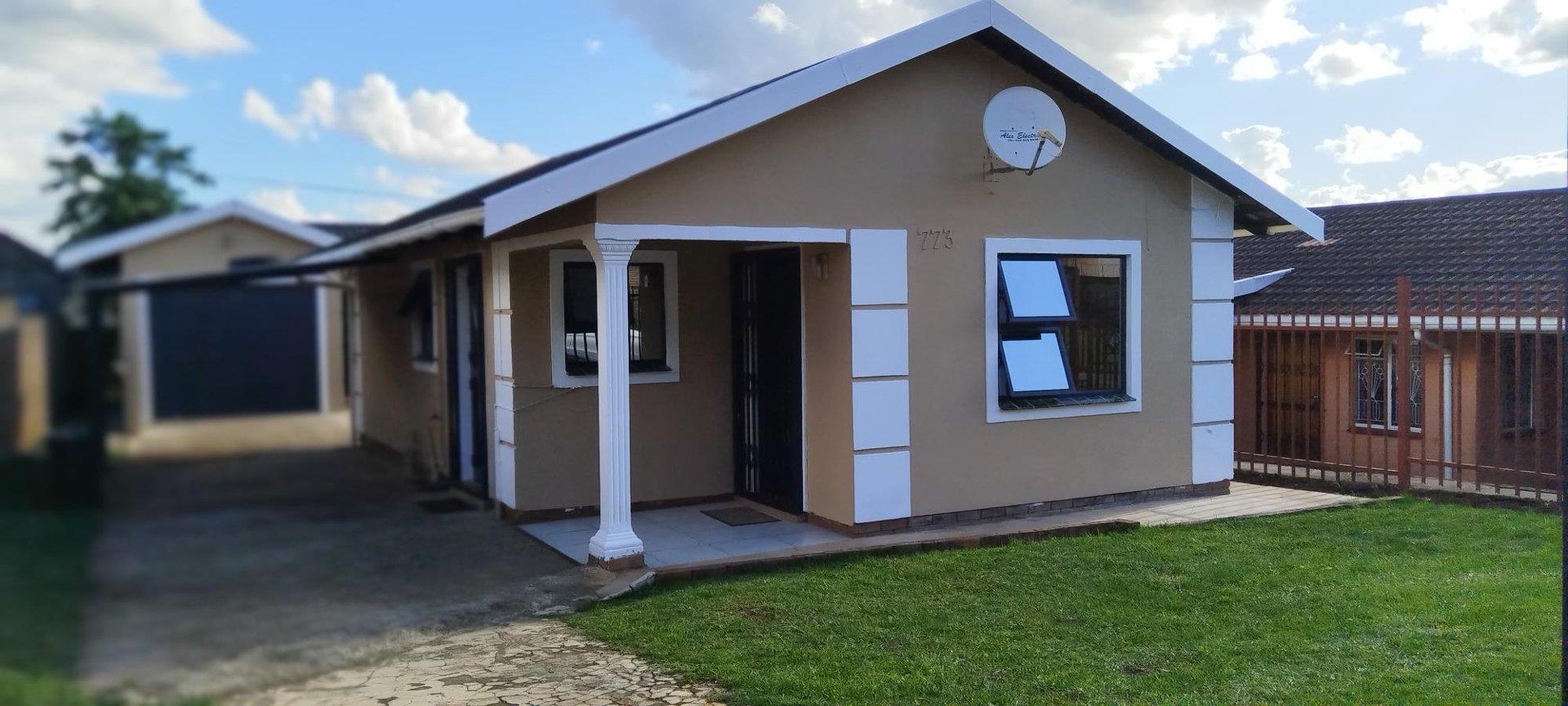 4 Bedroom House for sale in Panorama Gardens P24113102095