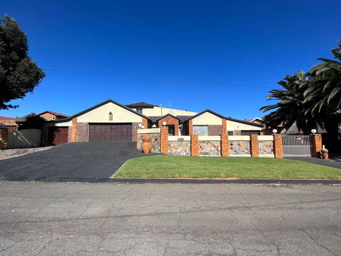 4 Bedroom House for sale in Greenhills P24112521126