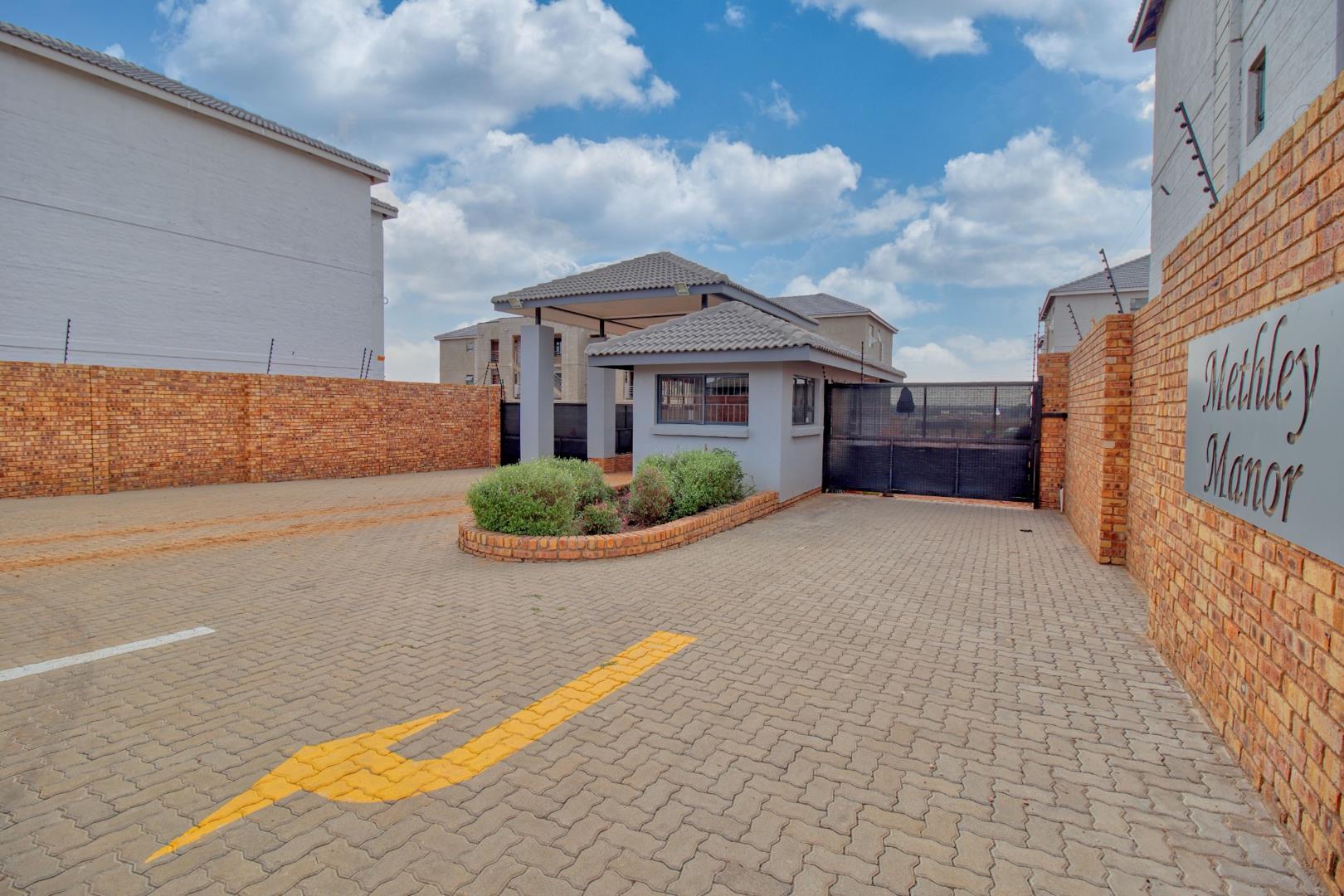 2 Bedroom Apartment / flat for sale in Pomona AH P24112530790