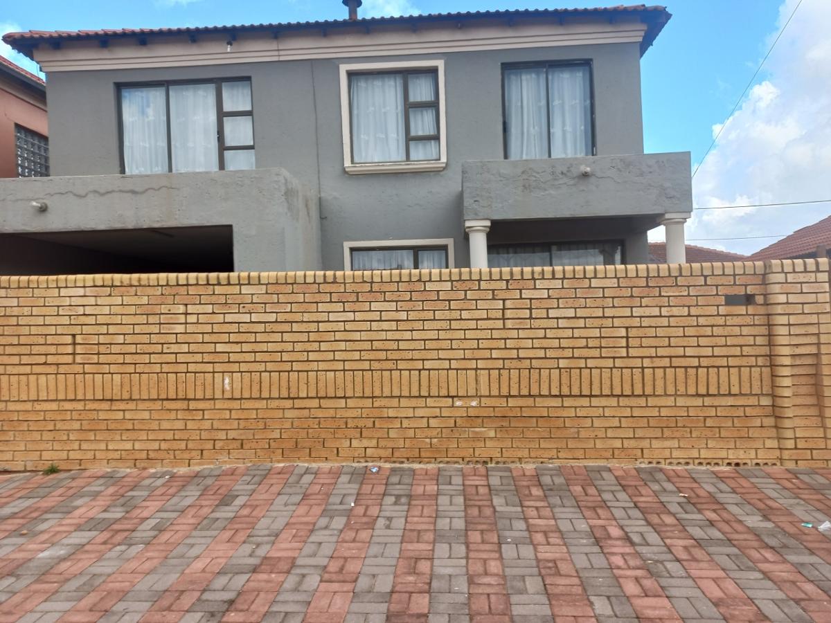 5 Bedroom House for sale in Dobsonville Ext 2 P24112534929