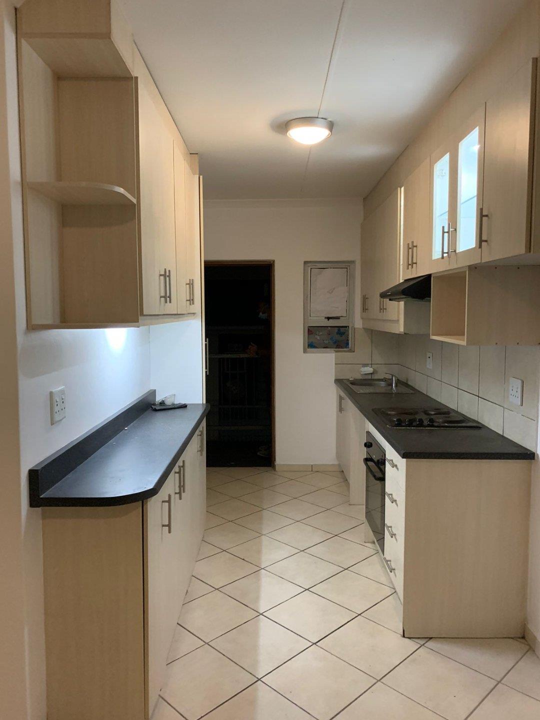 2 Bedroom Apartment / flat for sale in Woodhurst P24112535446