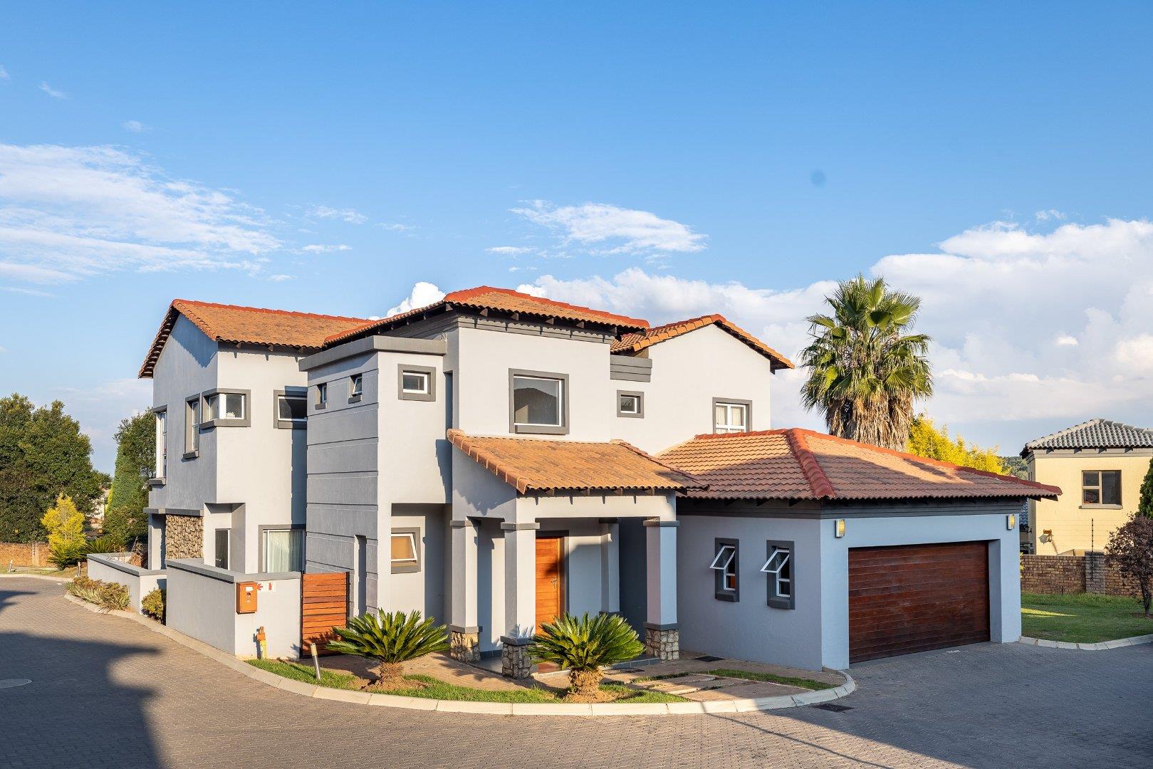 3 Bedroom Townhouse for sale in Blue Valley Golf Estate P24112554065