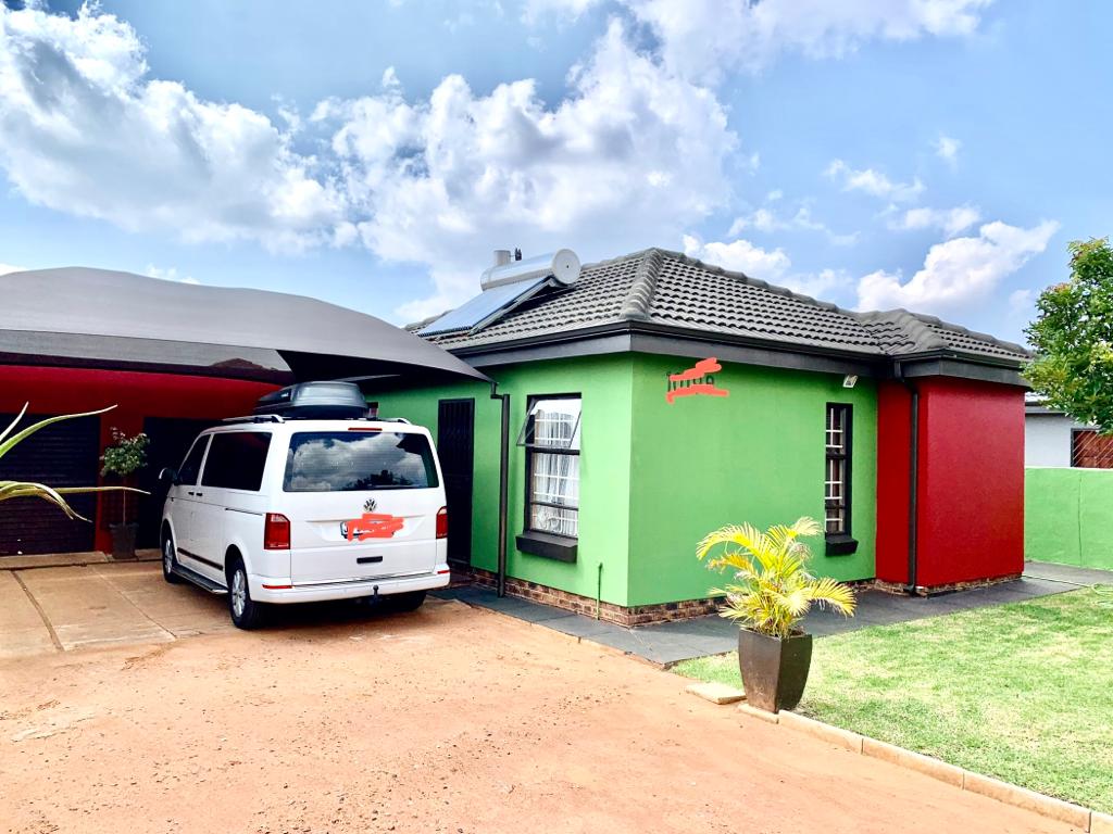 2 Bedroom House for sale in The Orchards P24112555426