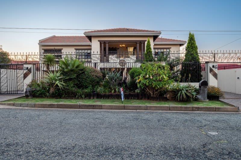 3 Bedroom House for sale in Robertsham P24112563822