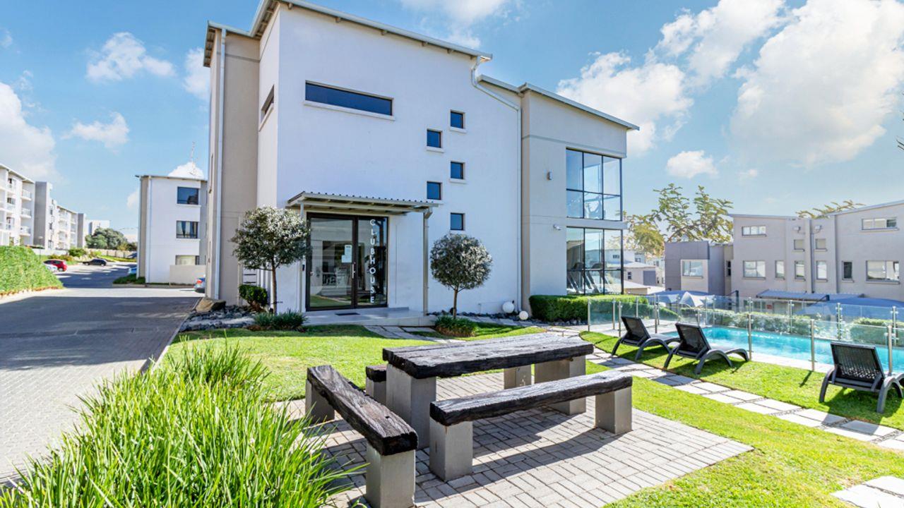 2 Bedroom Apartment / flat for sale in Fourways 2 Soho Lane P24
