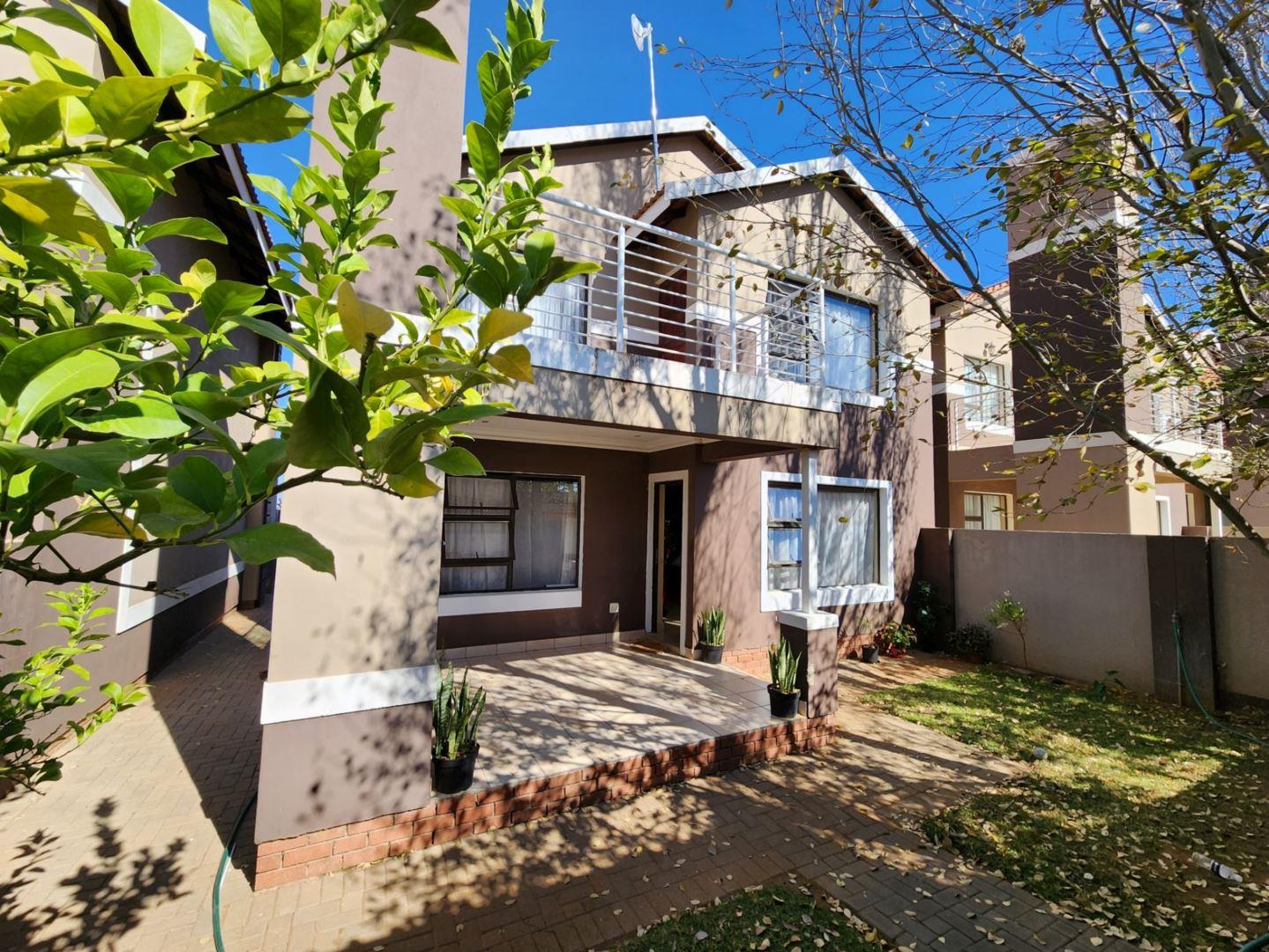 3 Bedroom Townhouse for sale in Bayswater P24112568169