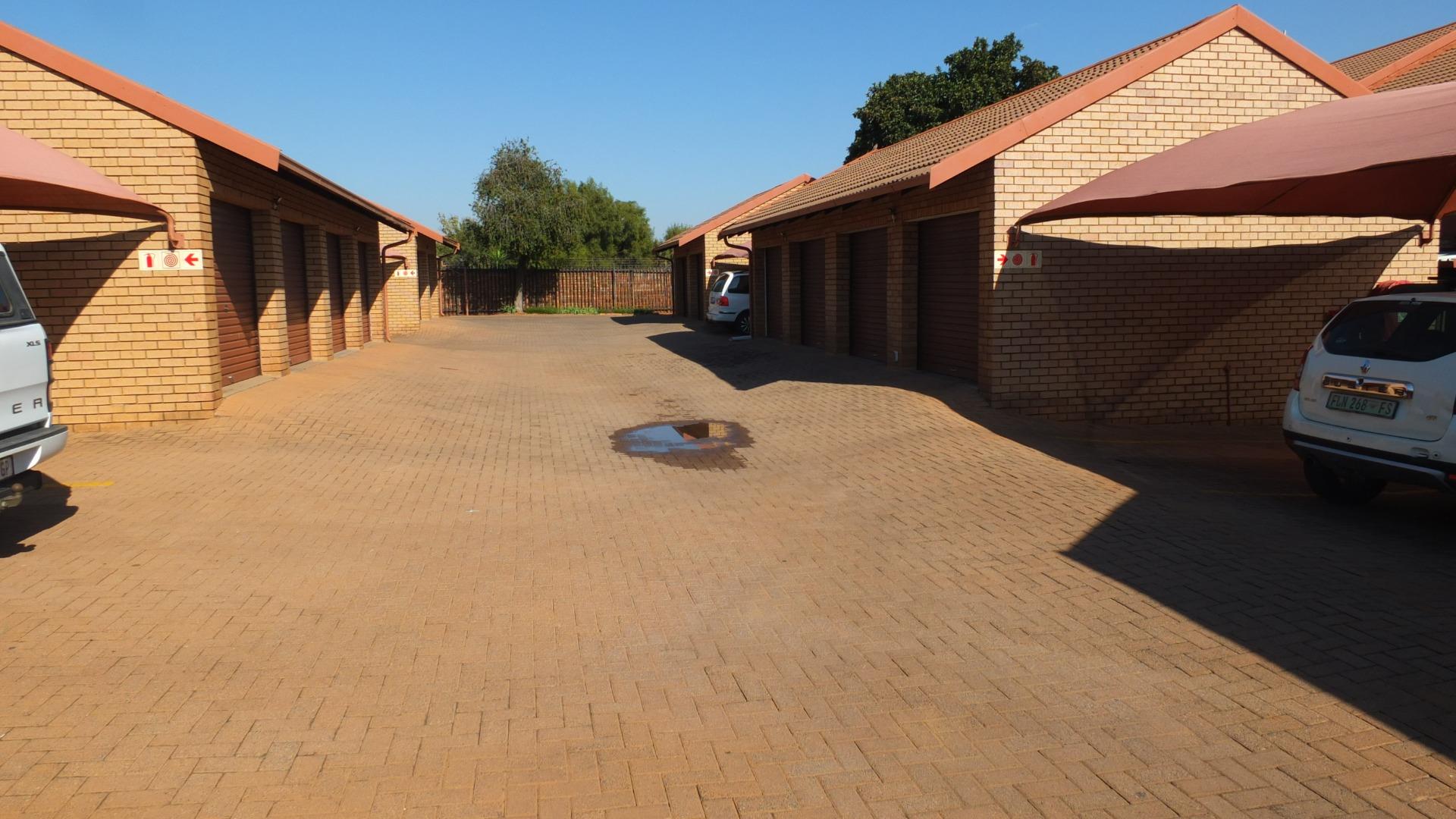 2 Bedroom Apartment / flat for sale in Pierre Van Ryneveld Pieter