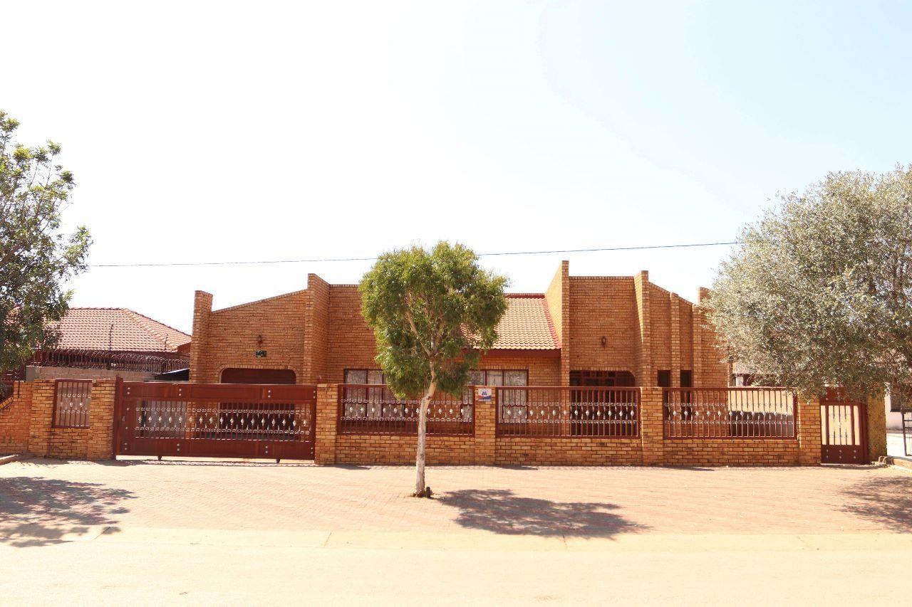 4 Bedroom House for sale in Mahwelereng P24112583170