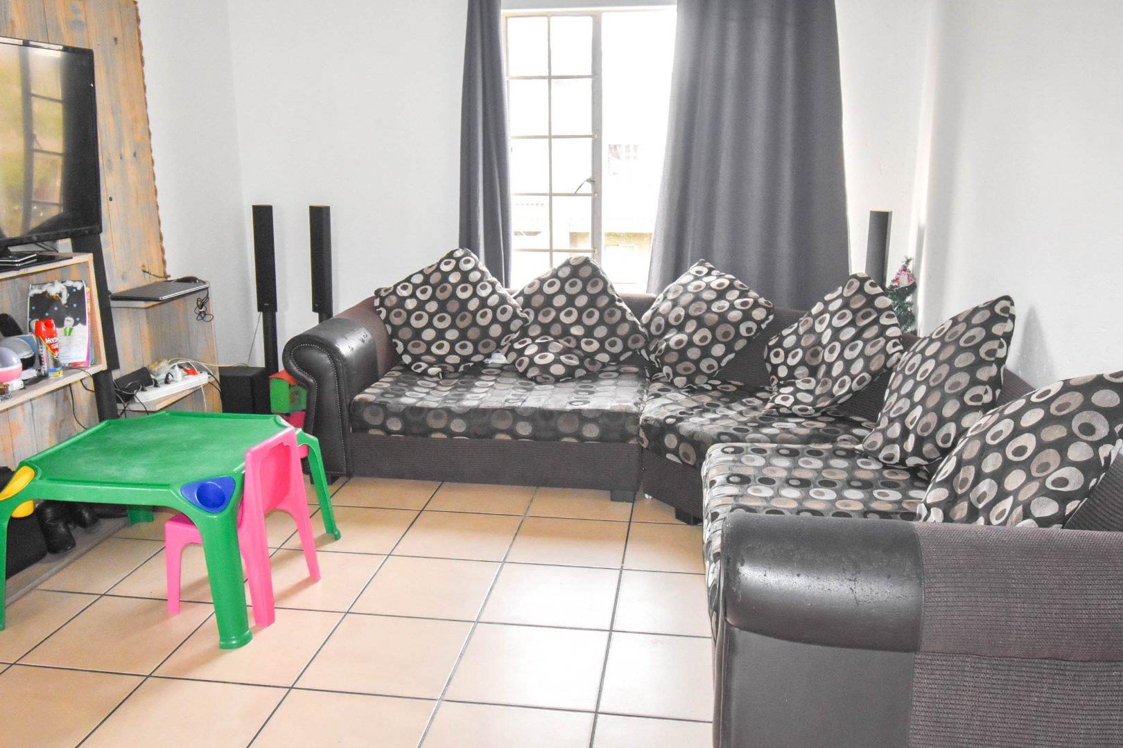 2 Bedroom Apartment / flat for sale in Norton Home Estate P24112584417