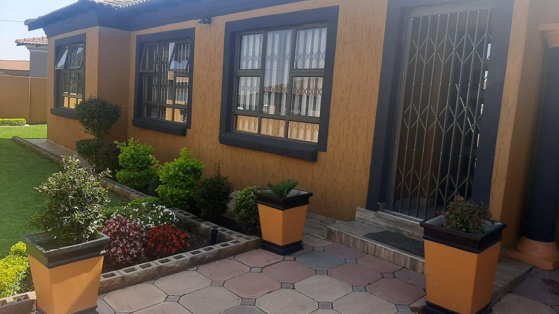 3 Bedroom Townhouse for sale in Witbank Ext 16 P24112586376