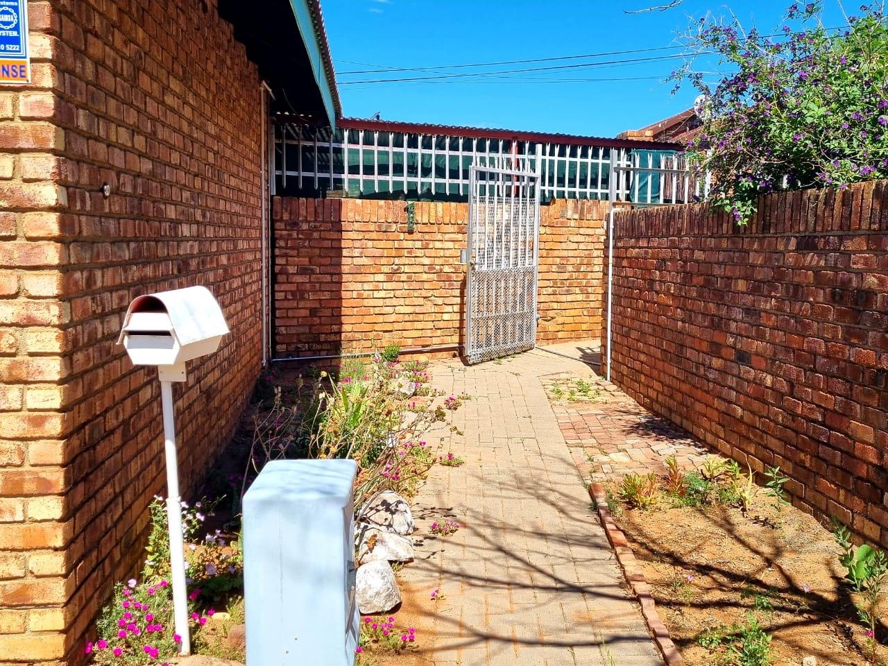 2 Bedroom Townhouse for sale in South Ridge P24112587230