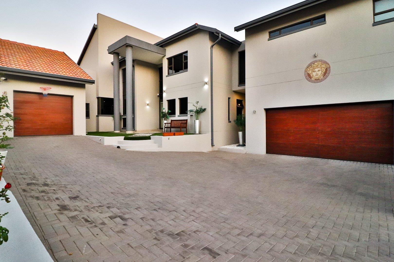 5 Bedroom House for sale in Bassonia Oudeberg Estate, 50 Oudeberg St