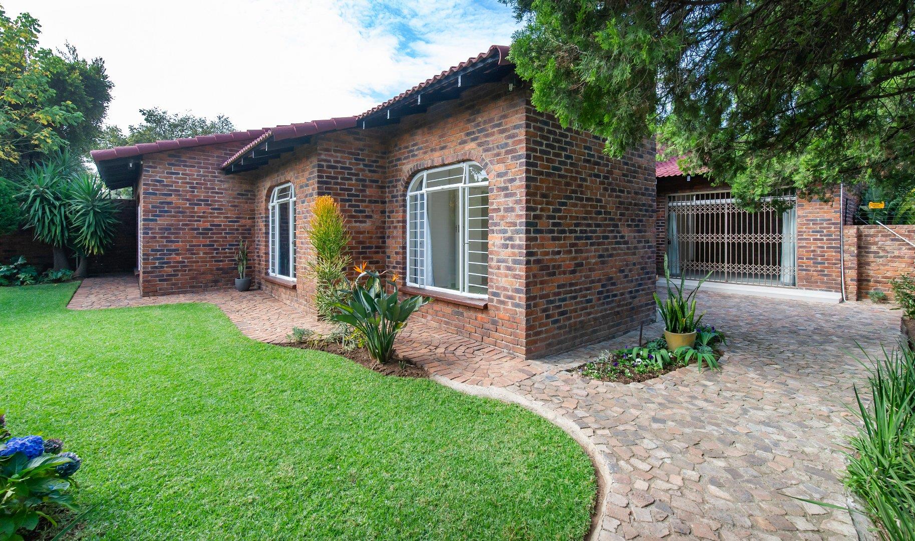 3 Bedroom Townhouse for sale in Gallo Manor P24112599064