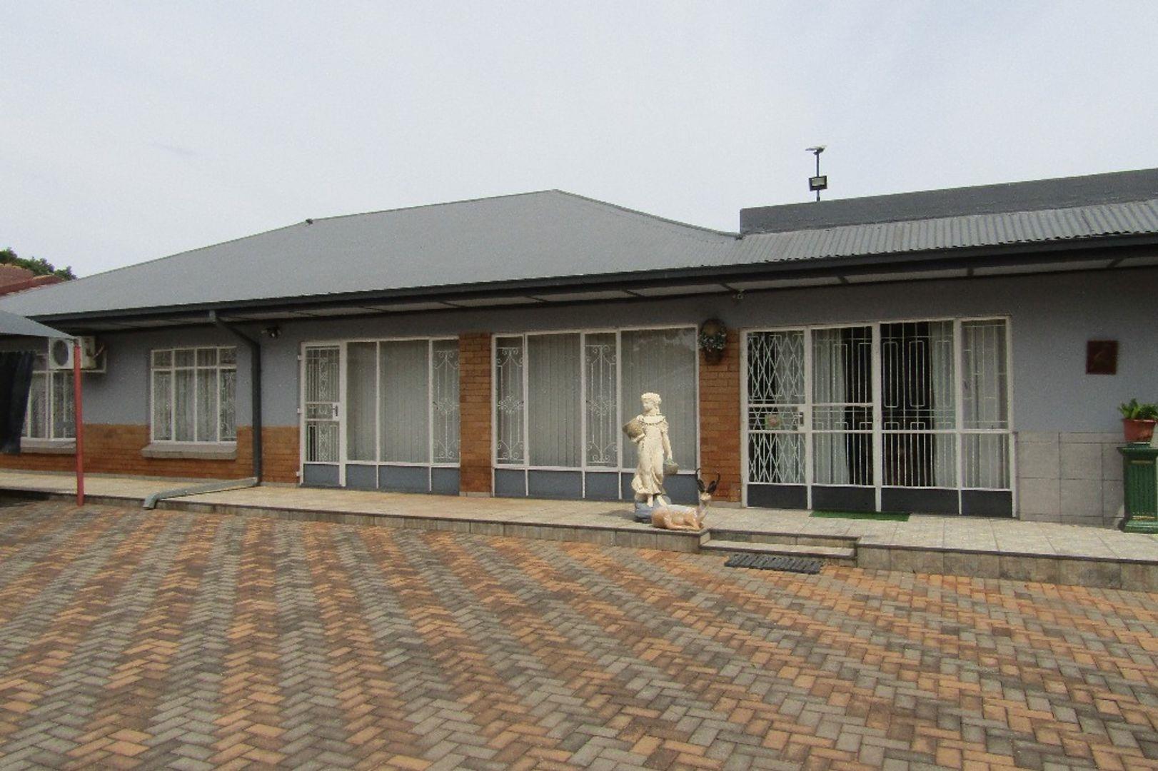 3 Bedroom House for sale in Oberholzer P24111956173