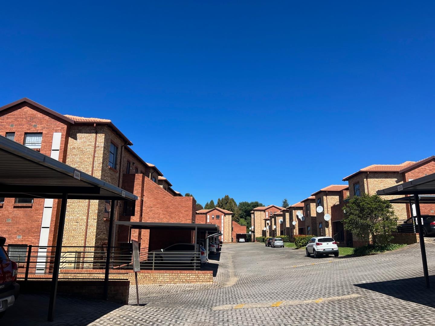 2 Bedroom Apartment / flat for sale in Weltevreden Park P24112817364