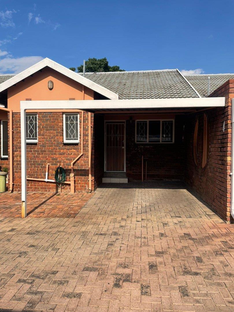 2 Bedroom Townhouse for sale in Middelburg Central P24112609102