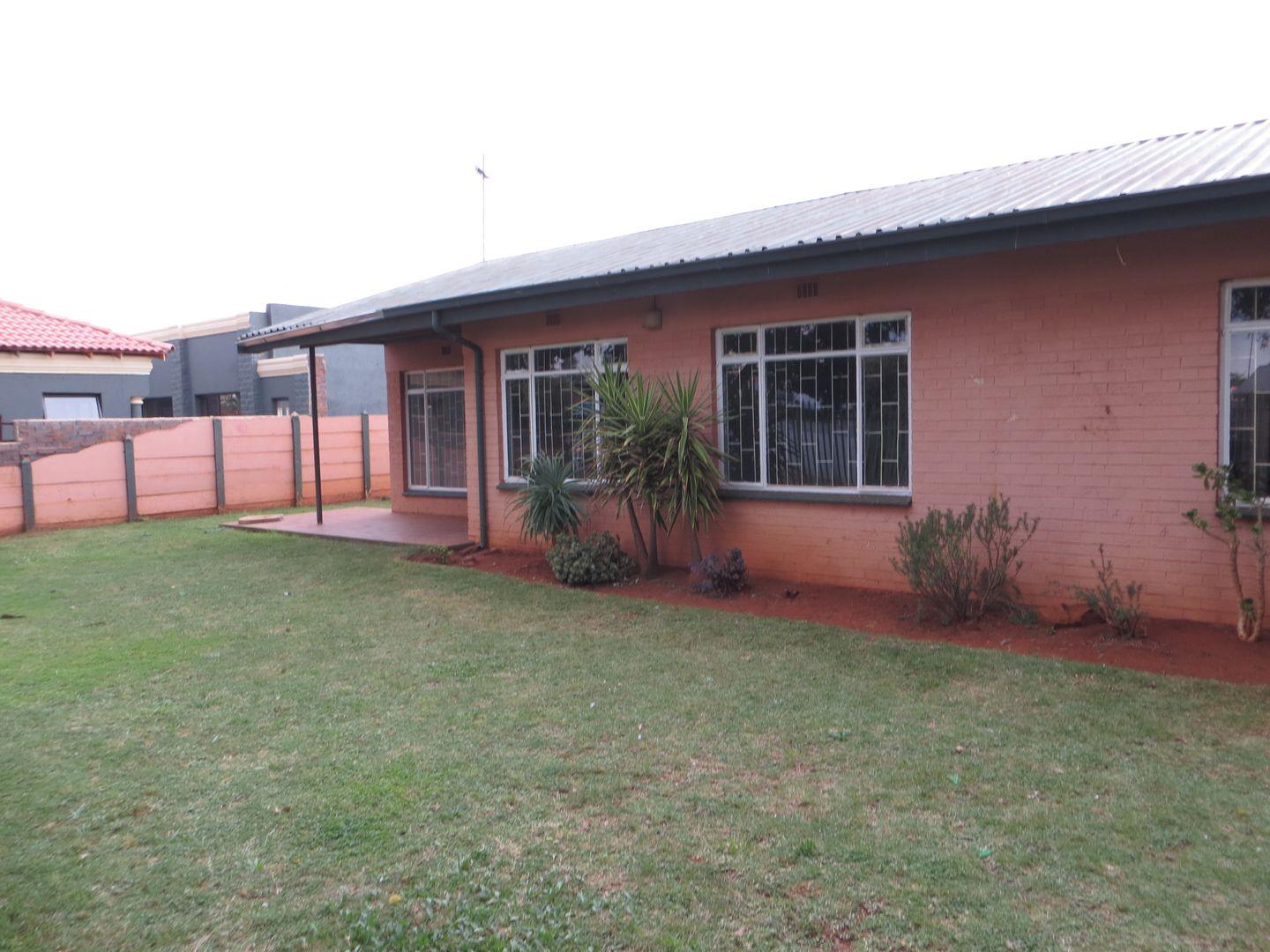 3 Bedroom House for sale in Carletonville Central P24111182584