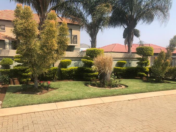 6 Bedroom House for Sale in Eagles Crest