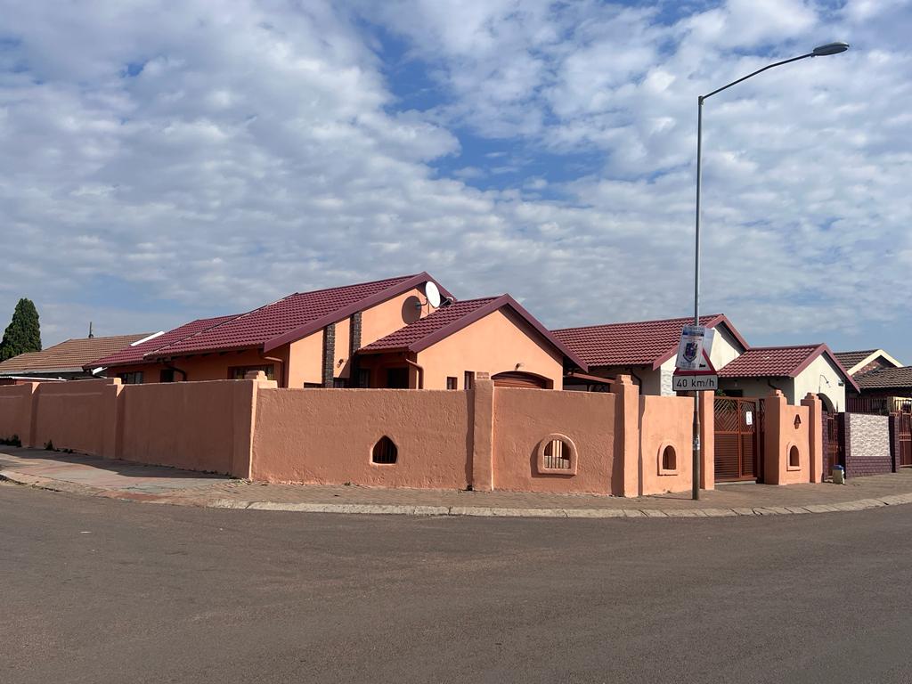 3 Bedroom House for sale in Kagiso P24112617192