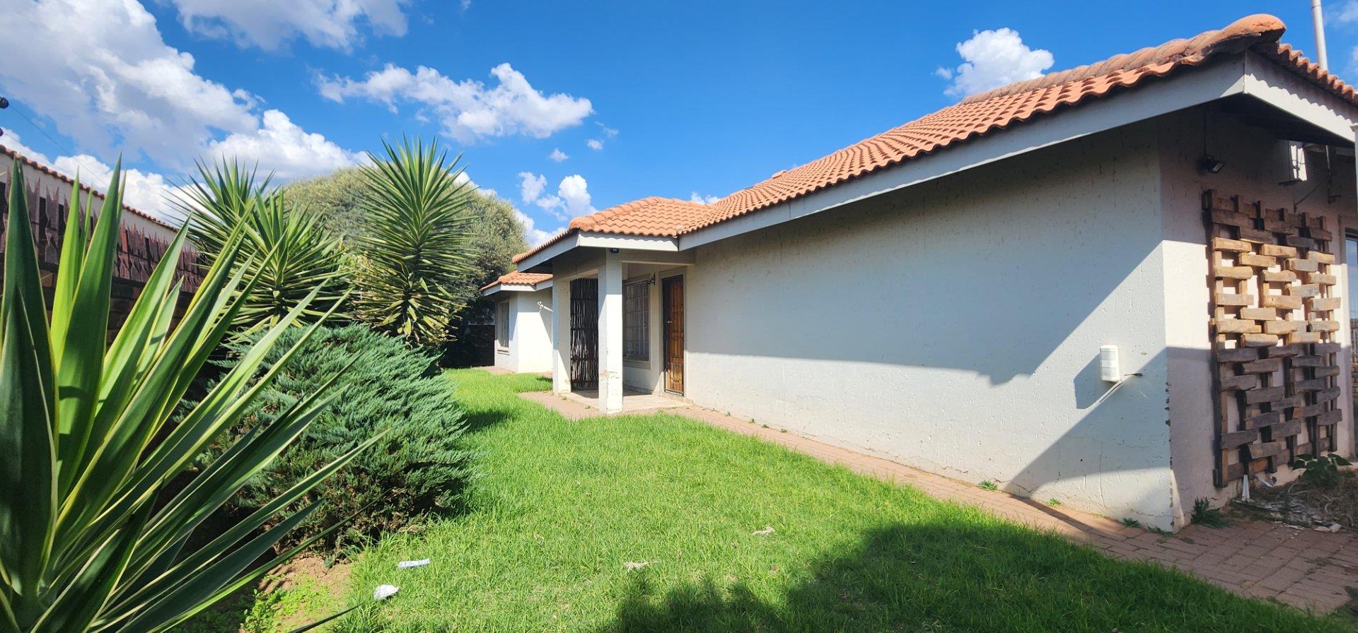 4 Bedroom House for sale in Riversdale P24112530272