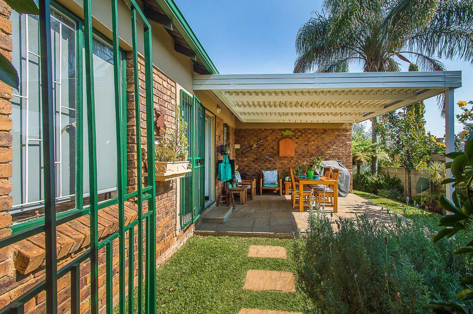 2 Bedroom Townhouse for sale in Honeydew Ridge P24112624288