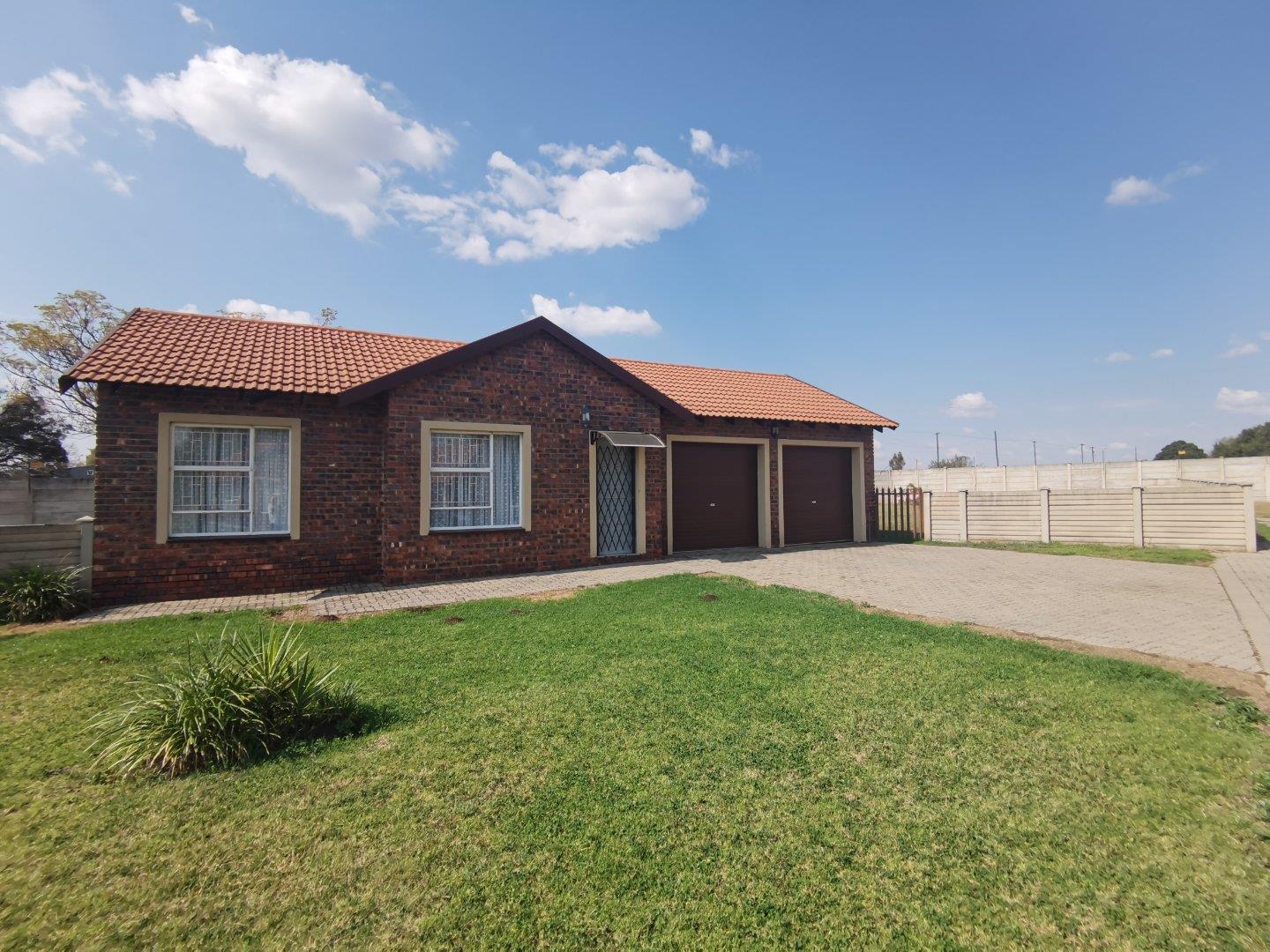 2 Bedroom Townhouse for sale in Riversdale P24112625411