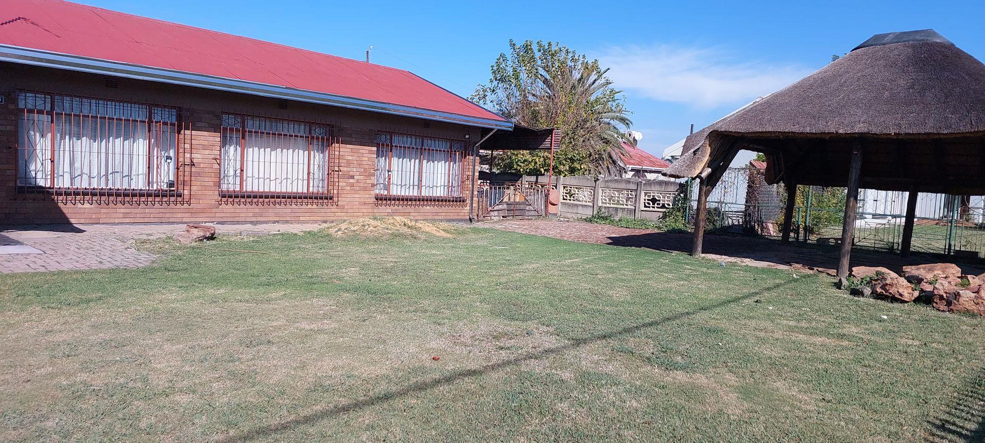 4 Bedroom House for sale in Vereeniging Central P24112628549