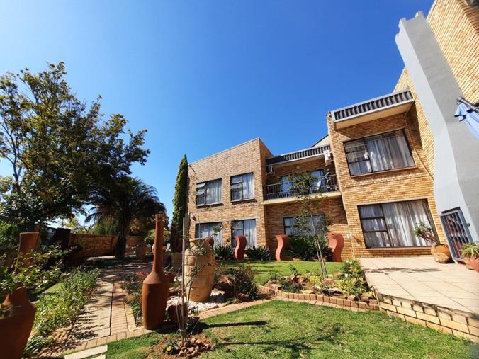 6 Bedroom House for Sale in Van Der Hoff Park