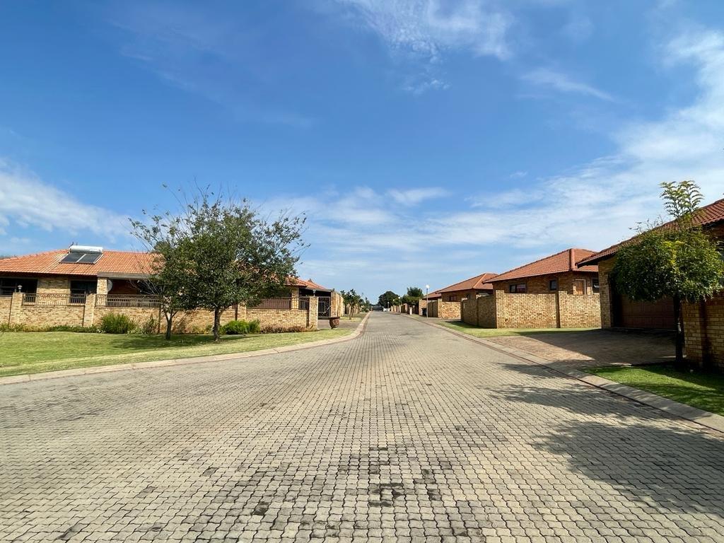 3 Bedroom Townhouse for sale in Meyerton South P24112630361