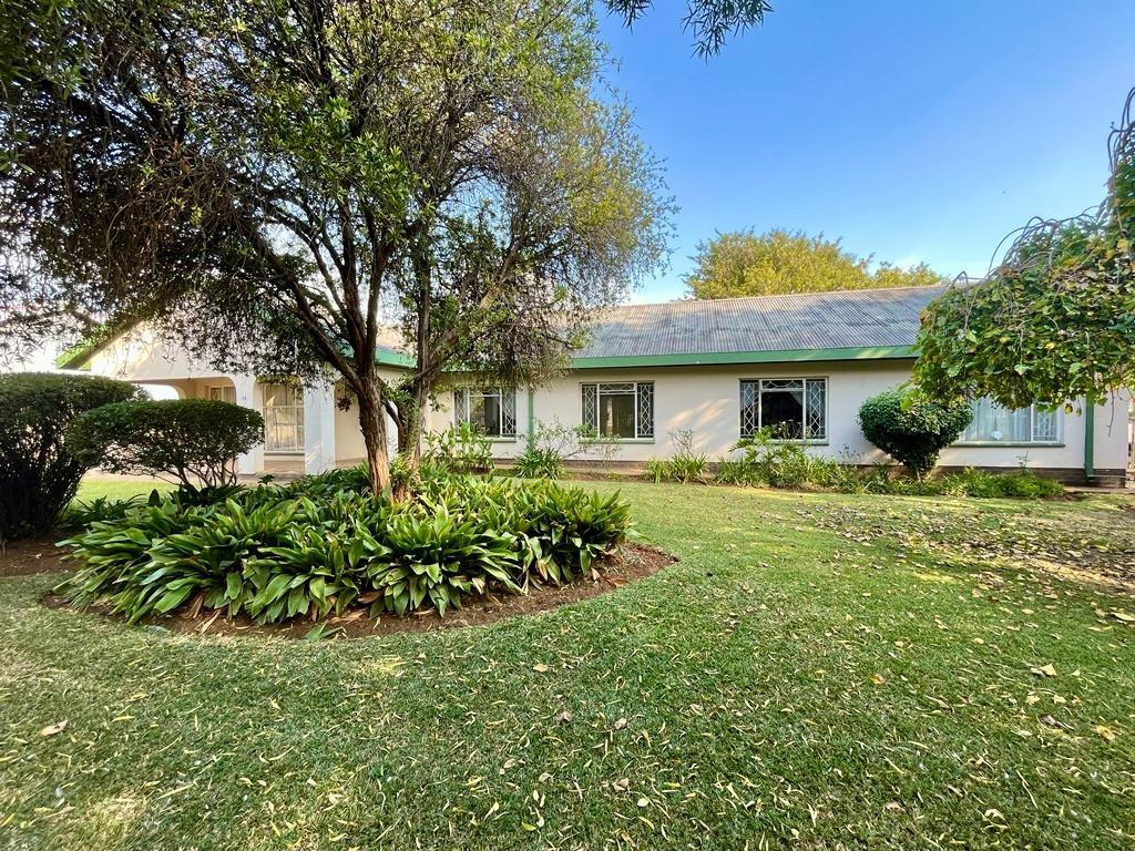 4 Bedroom House for sale in Lichtenburg P24112633054